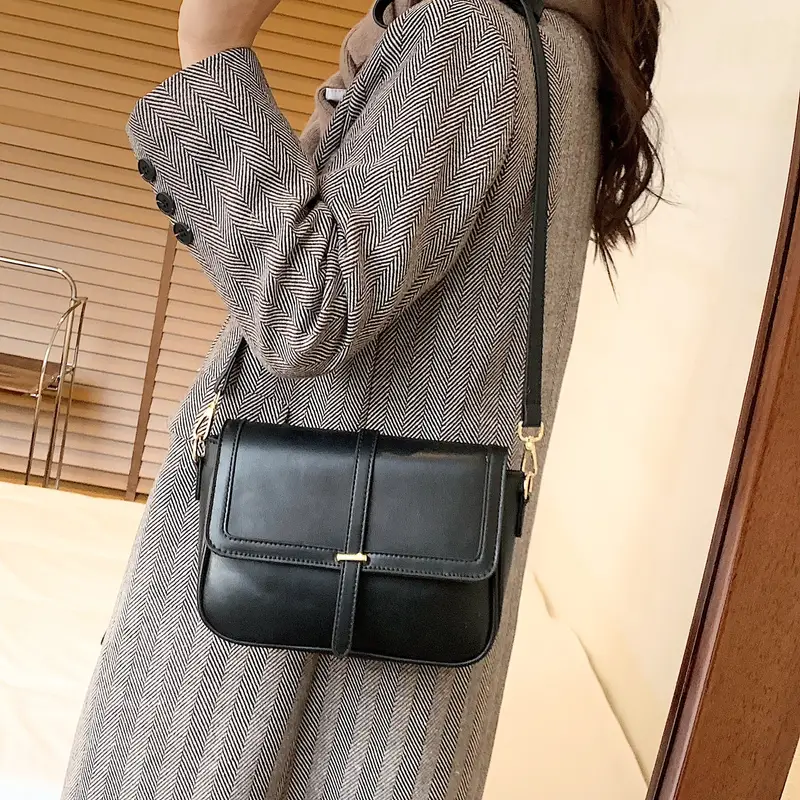 HARLOW™ RETRO TEXTURED SQUARE BAG - Image 4